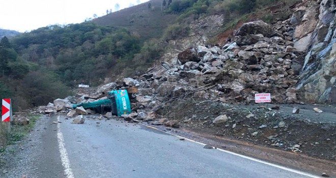 Taş ocağında heyelan; yol kapandı, iş makinesi kayaların altında kaldı