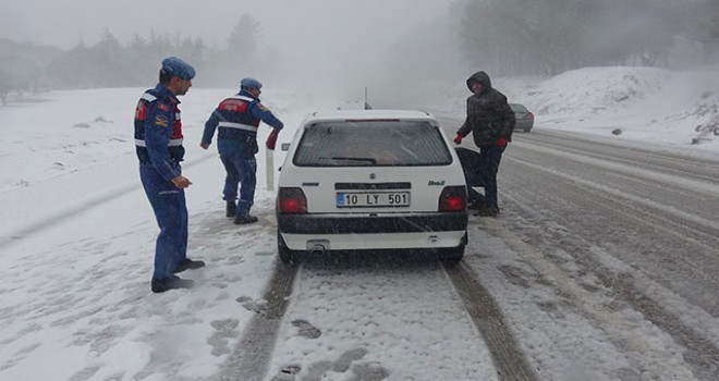 Edremit-Yenice karayolunda kar ulaşımı etkiliyor