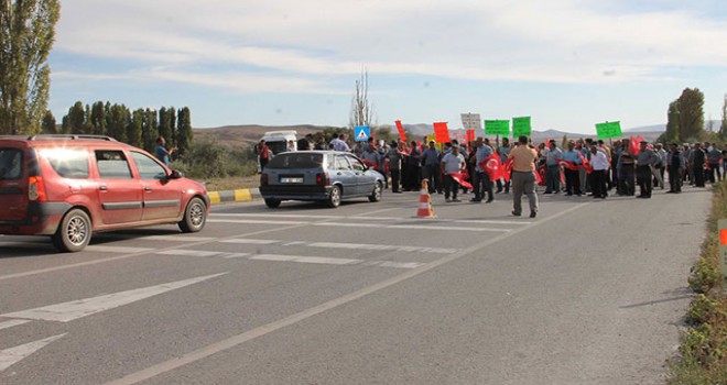 Köylüler, karayolunu trafiğe kapattı, AK Partili vekil ikna etti