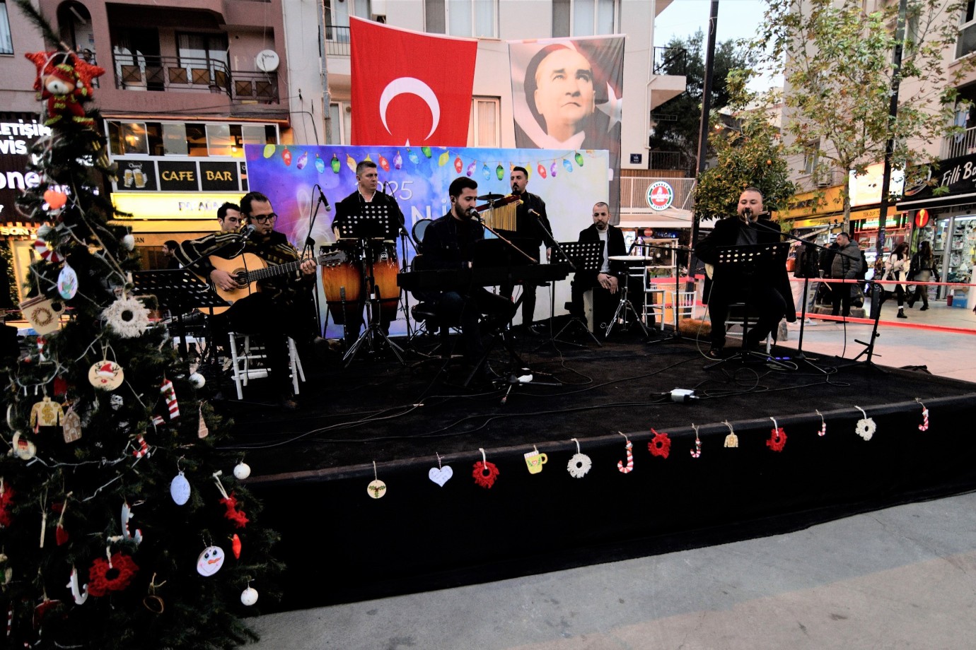 Yeni yılın gelişi Bornova'da coşkuyla kutlandı