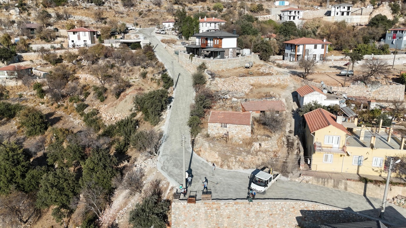 Marmaris’te eskiyen yol beton parkeyle yenilendi