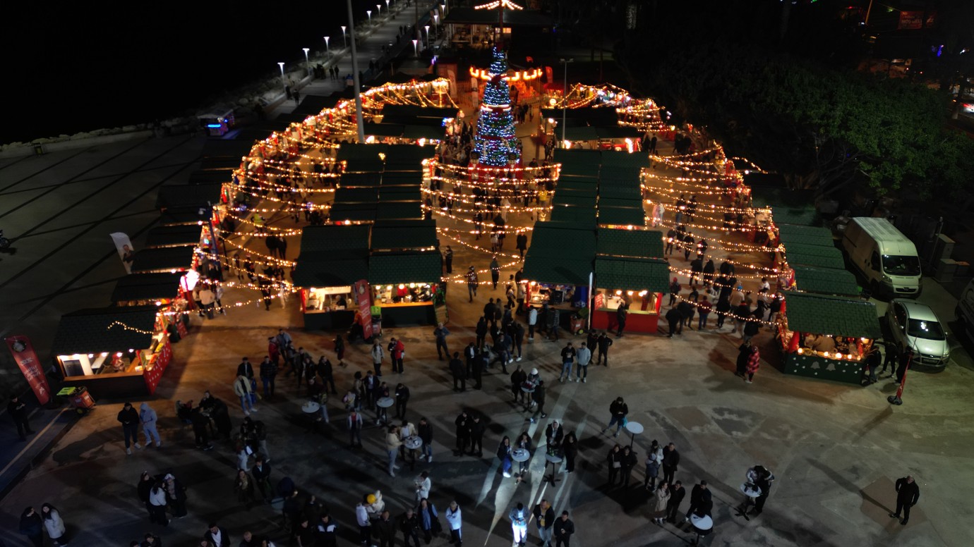 Mersin’de kurulan Yılbaşı Pazarı yoğun ilgi gördü