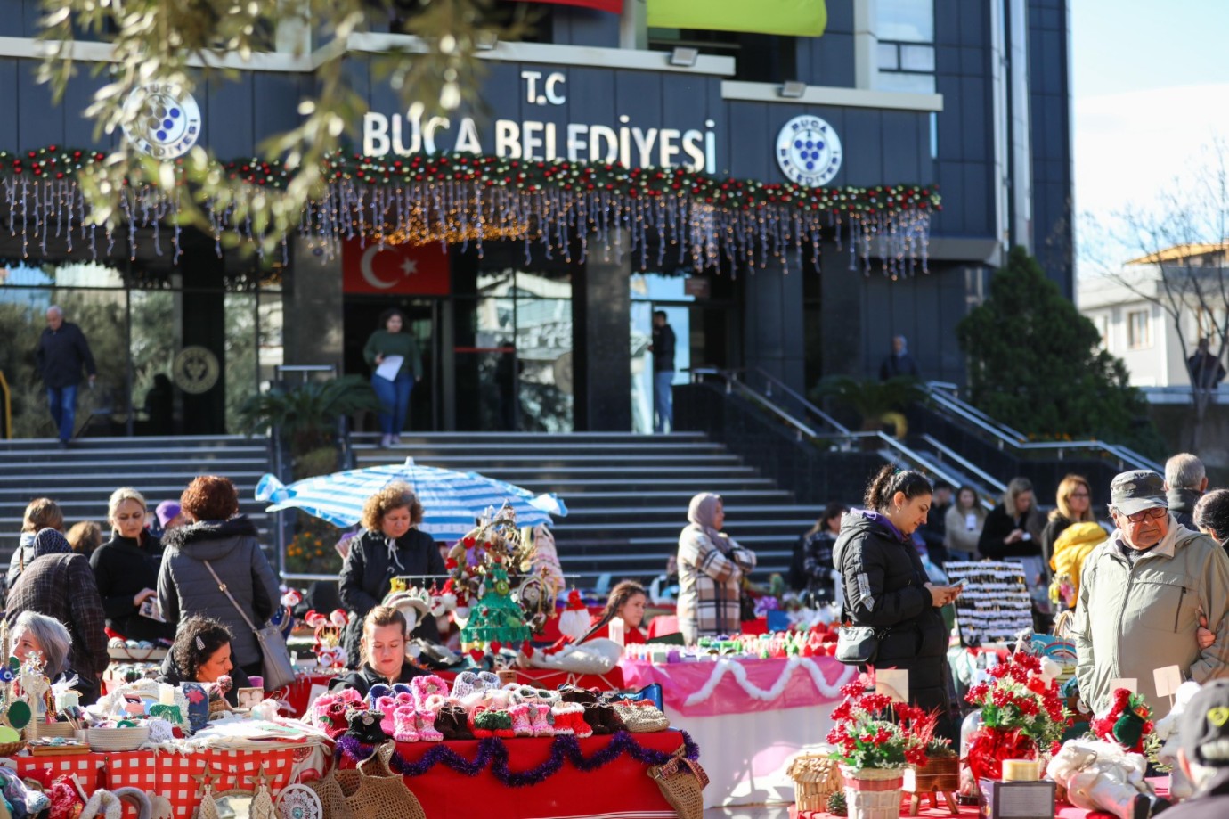 Buca’da Yeni Yıl Hediyelik Eşya Pazarı kuruldu