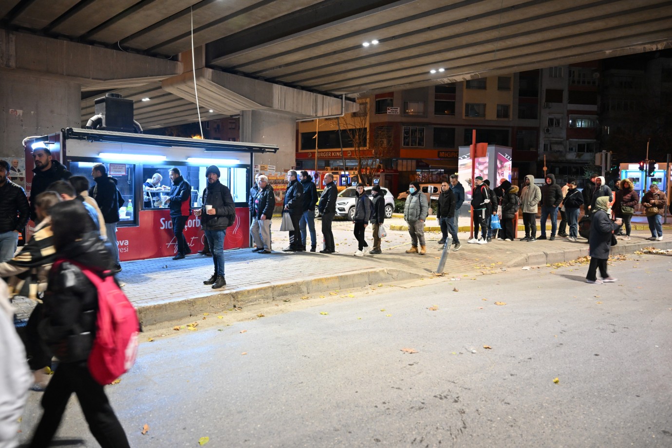 Bornova Belediyesi’nden soğuk günlerde sıcak ikramlar