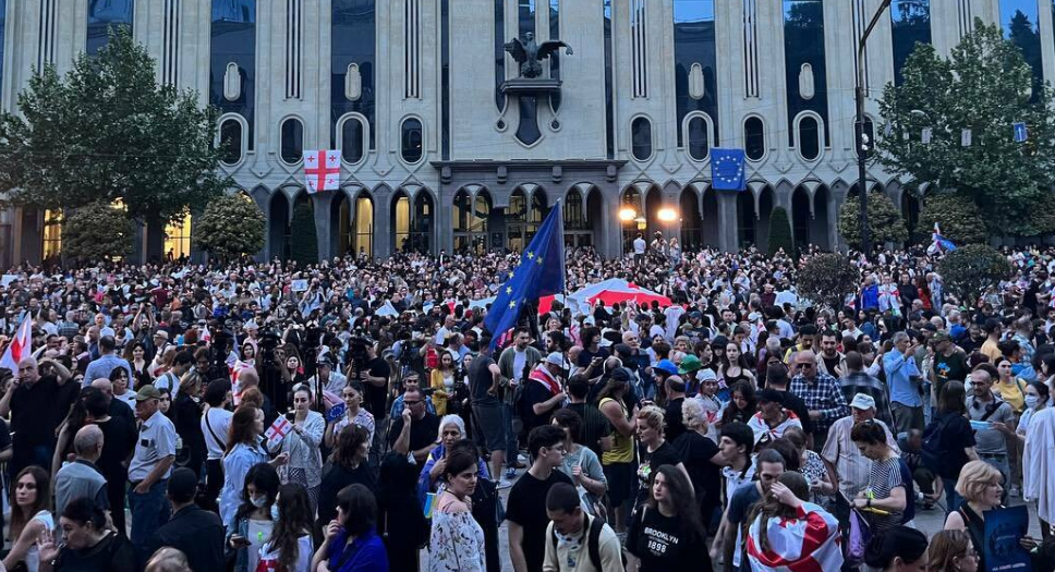 Eski futbolcu Mikheil Kavelashvili'nin Gürcistan'da cumhurbaşkanı olması protesto edildi