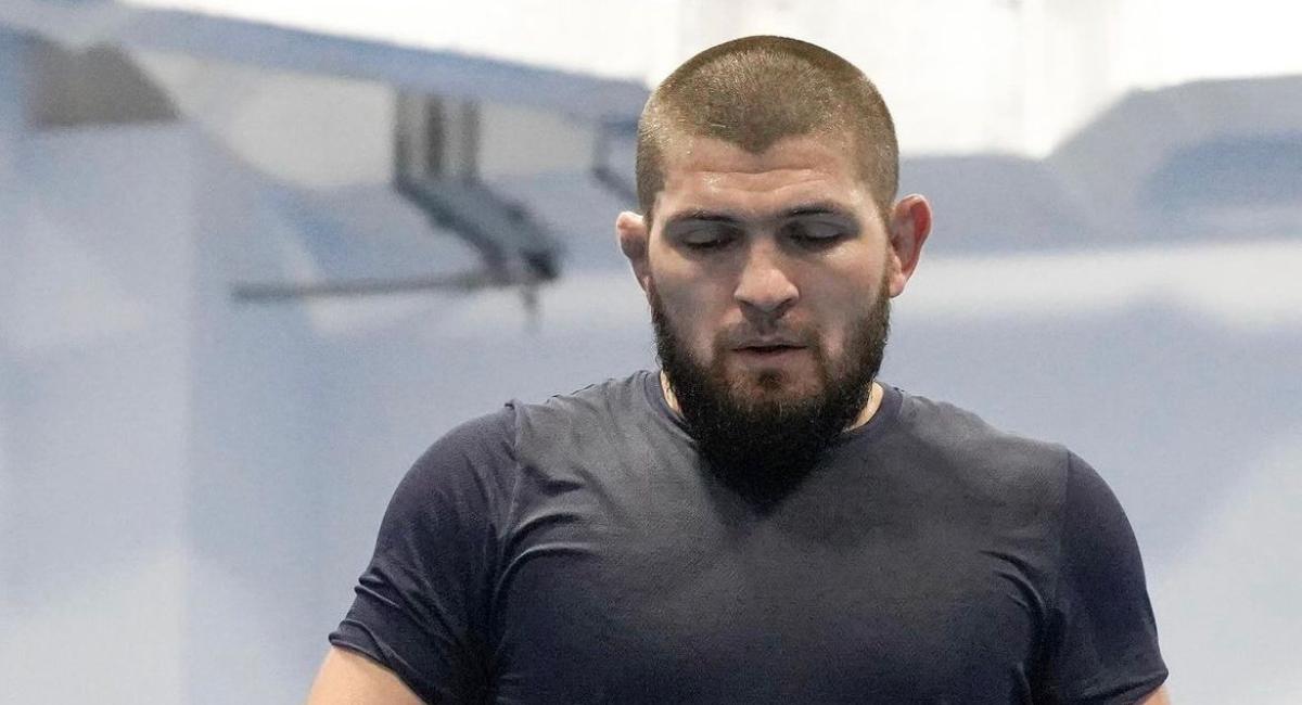 Hostesle tartışan MMA dövüşcüsü Khabib Nurmagomedov uçaktan indirildi!