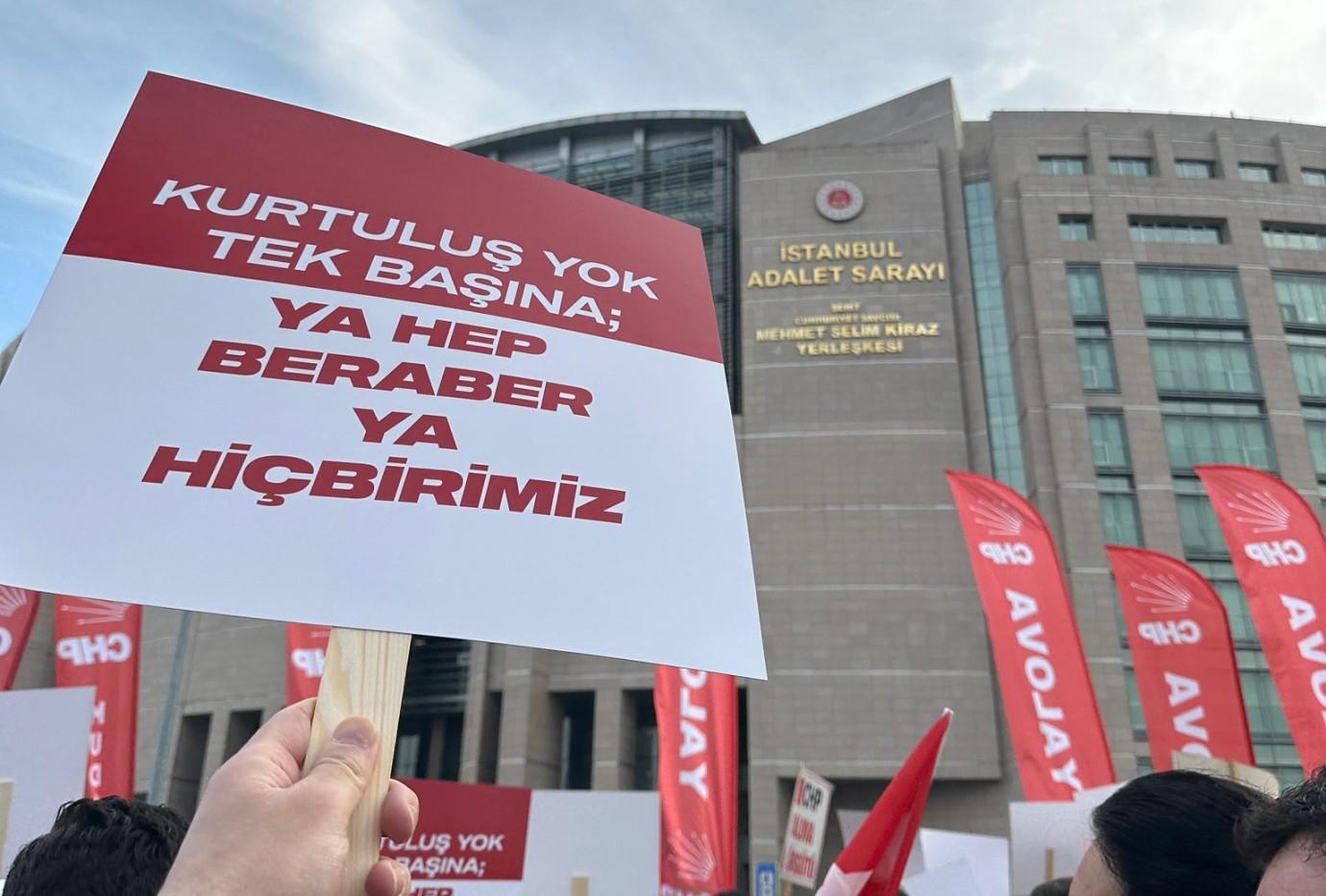 İmamoğlu’nun İfadesi Sonrası Gerginlik: CHP Otobüsüne TOMA Engeli!