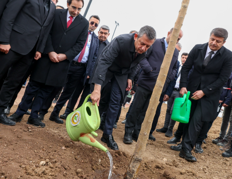 CHP Lideri Özgür Özel, Adıyaman'da 6 Şubat deprem şehitleri anısına fidan dikti