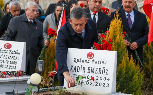 Özgür Özel, Deprem Şehitliğini Ziyaret Etti: 