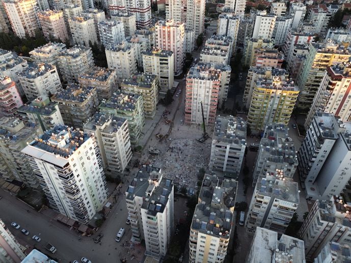 6 Şubat Depreminde Yitirdiklerimiz: Alpargün Apartmanı’nda Anma Töreni