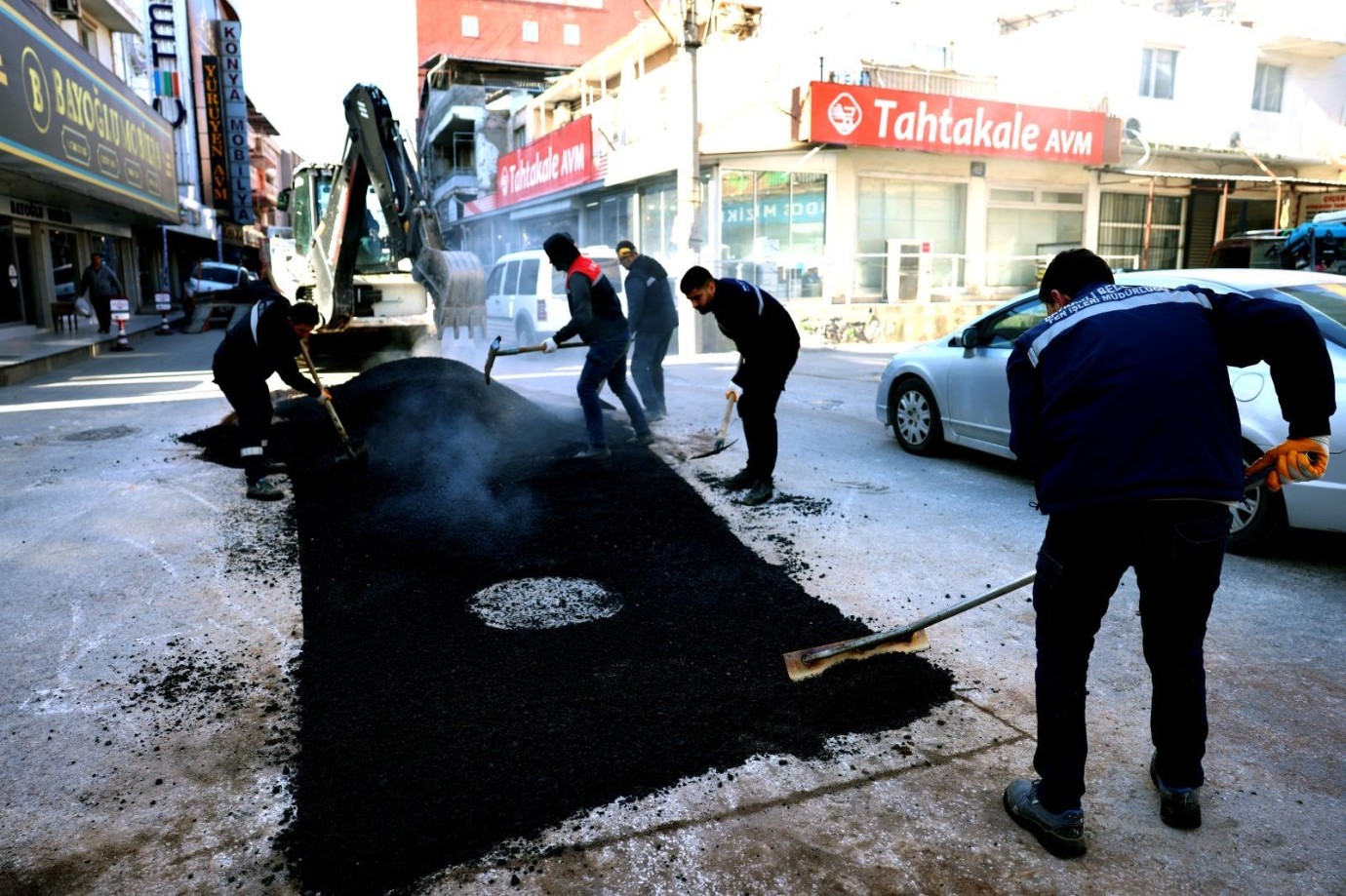 Bayraklı Belediyesi’nden 5 Mahalleye Yeni Yol ve Asfalt Çalışması