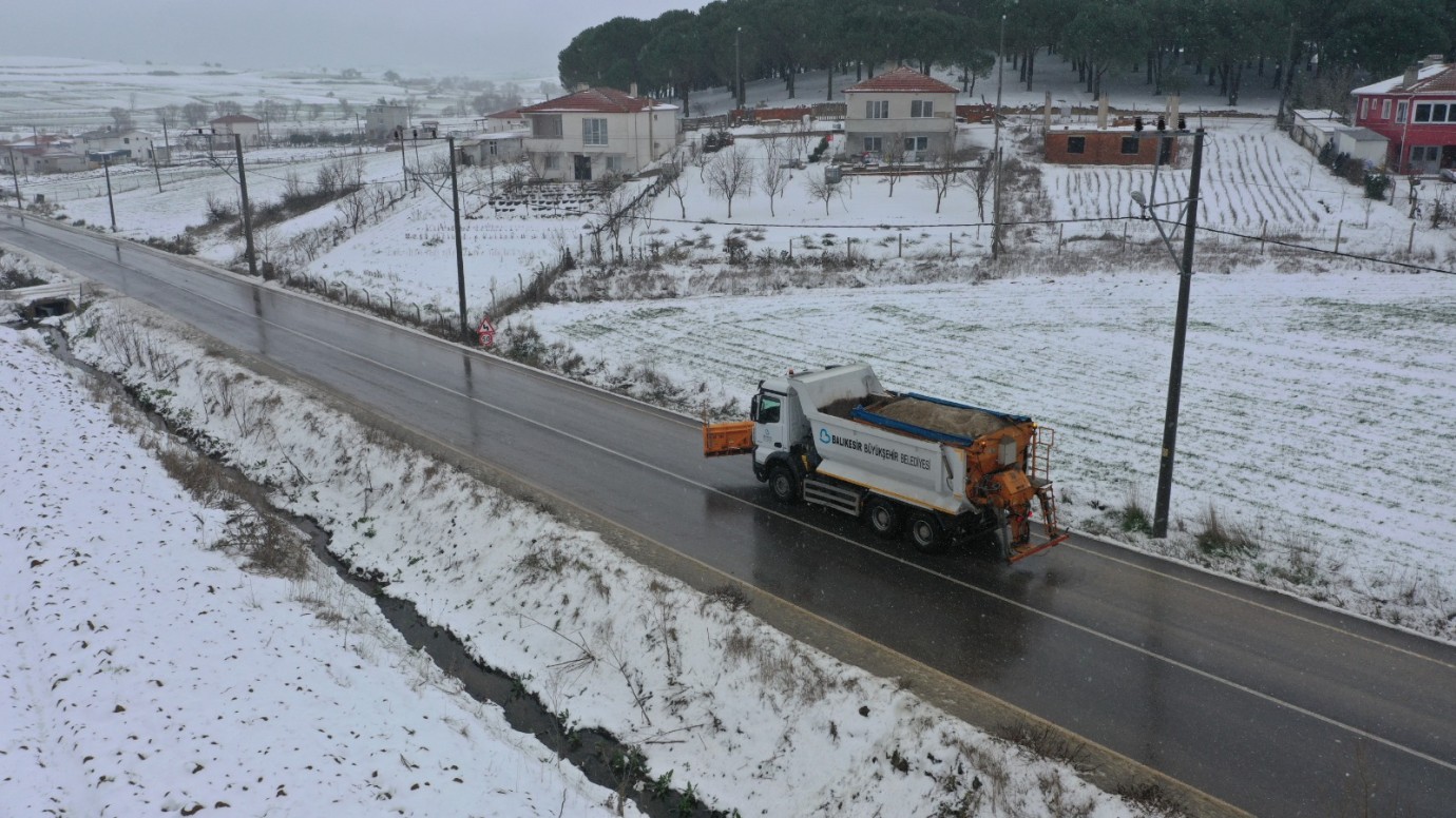 Balıkesir Büyükşehir Belediyesi kar nöbetinde!