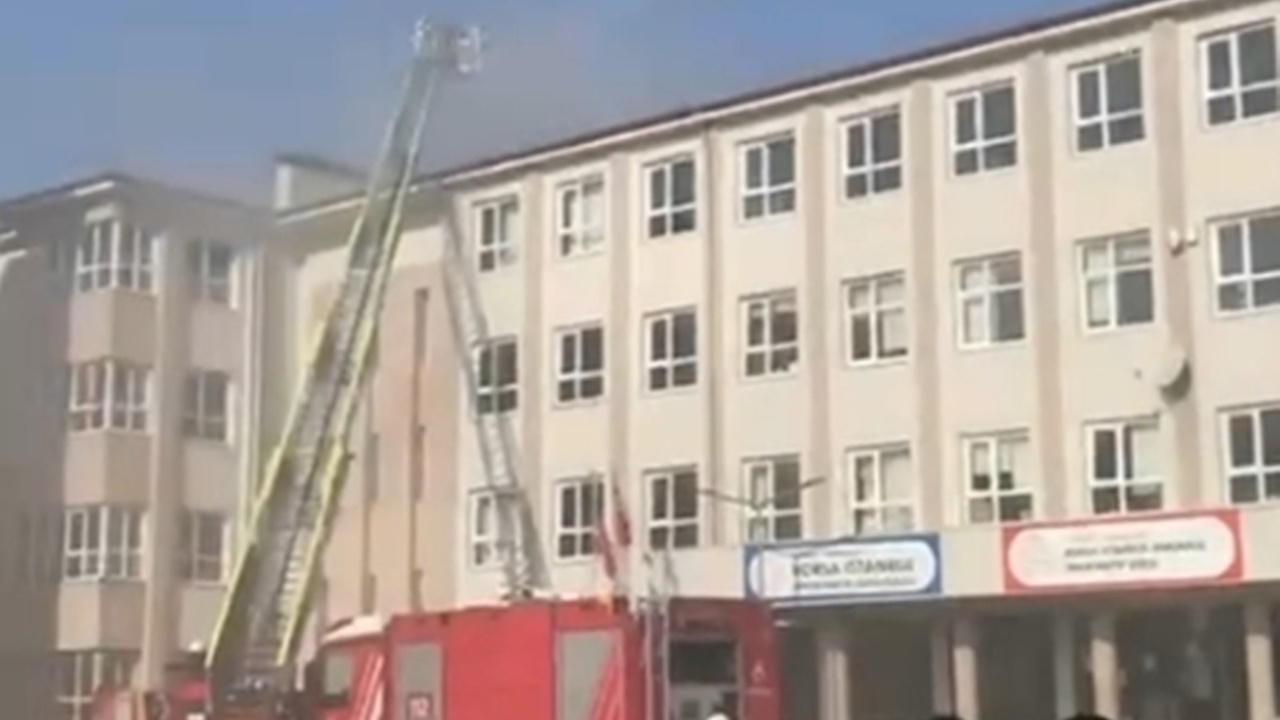 İstanbul’da lisede yangın çıktı: Öğrenciler tahliye ediliyor