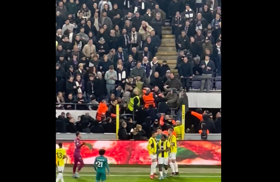  Anderlecht-Fenerbahçe maçında Anderlecht tribünlerindeki gerginlik nedeniyle maça ara verildi