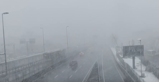 İstanbul’da Beklenen Tipi Başladı: Trafik Yoğunluğu Artarken Seferler Durduruldu