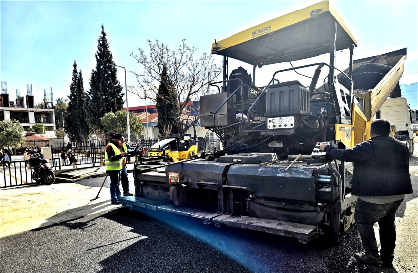 Bornova Belediyesi’nden Kış Aylarında Yol ve Asfalt Çalışması