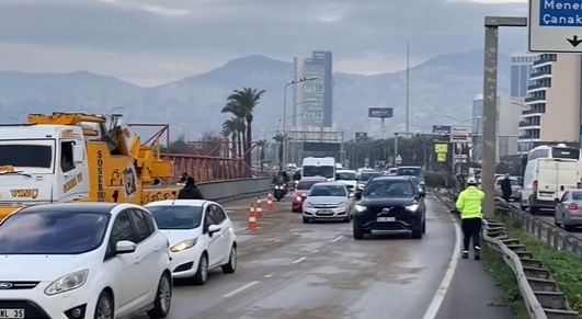 İzmir’de Mazot Yüklü Tanker Kaza Yaptı: Trafik Kilitlendi