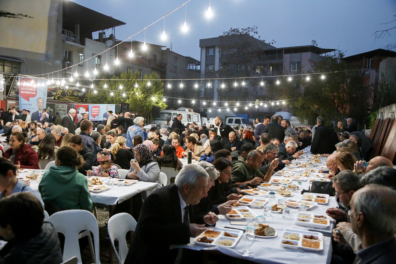 Bornova’da Ramazan Dayanışması: Her Gün 1.000 Kişiye İftar Dağıtımı