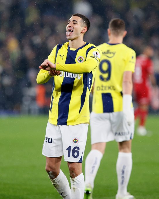 Fenerbahçe - Antalyaspor'u 3-0 yendi. Galatasaray Fenerbahçe puan farkı 4'e indi!