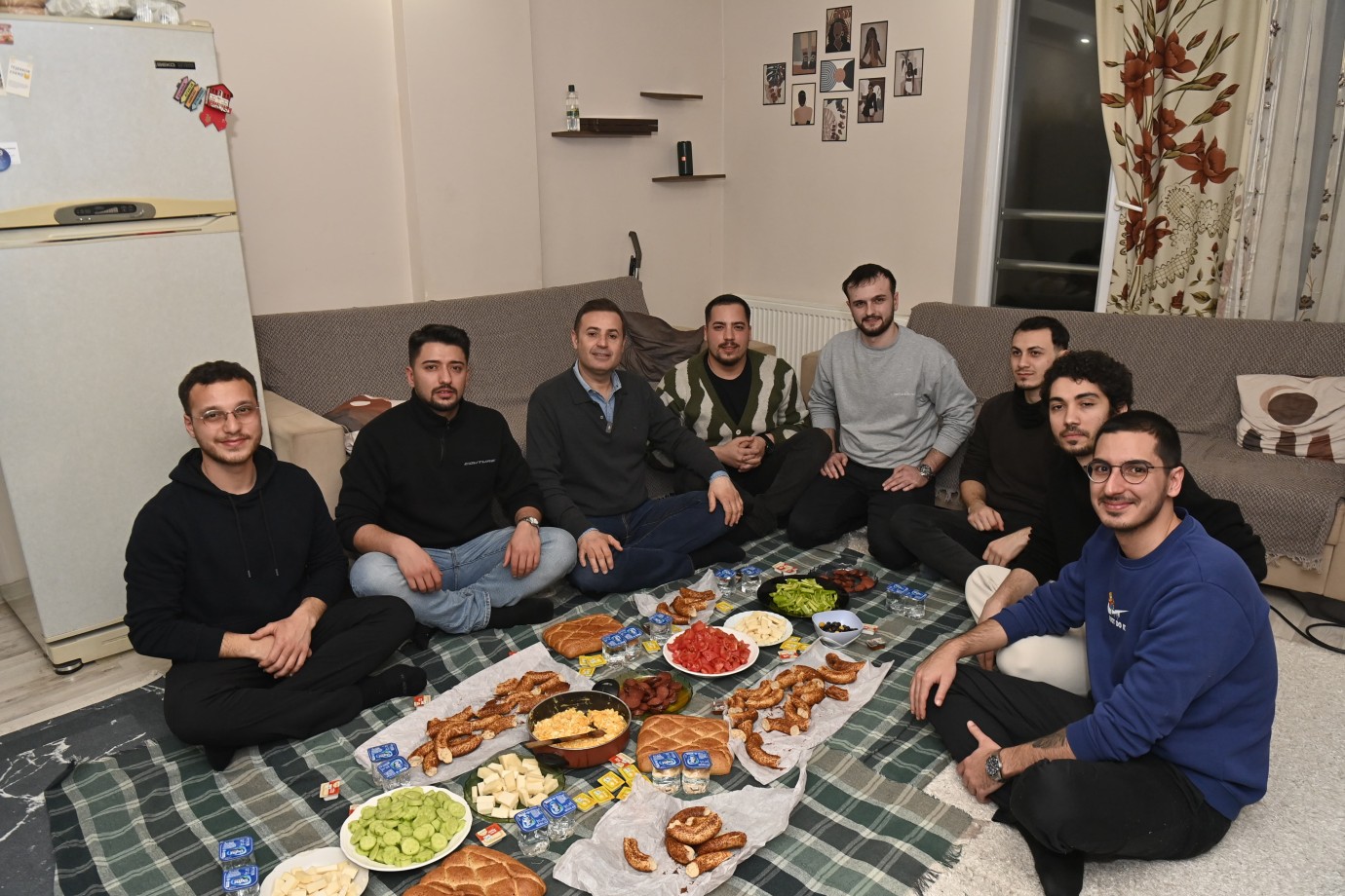 Ahmet Akın Halka Yakın: Öğrenci evinde sahur yaptı