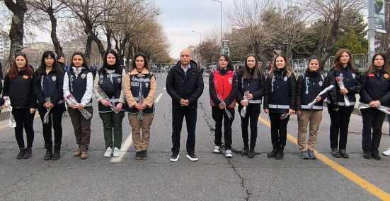 Diyarbakır’da 8 Mart Coşkusu: Emniyet Müdürü Kadınlara Karanfil Dağıttı