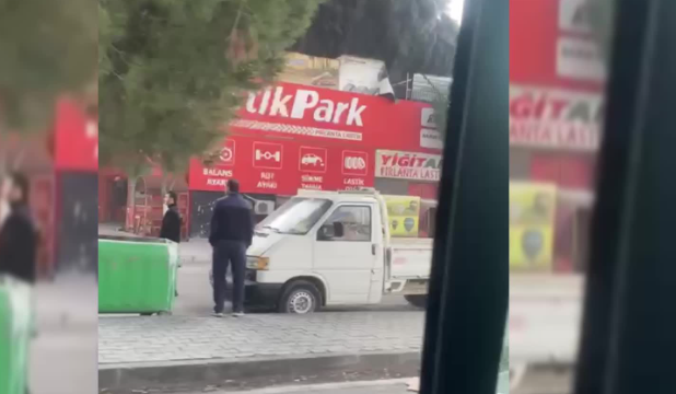 İzmir Bornova'da Lastikçide Çıkan Yangın Kontrol Altına Alındı