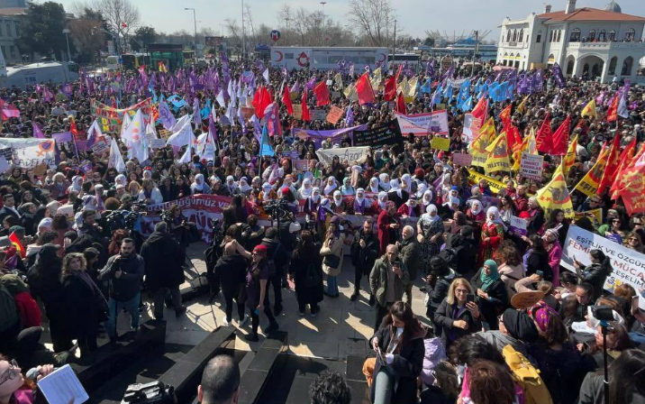 İstanbul’da 8 Mart Etkinlikleri: Taksim’de Bariyerli Abluka ve 10 Gözaltı