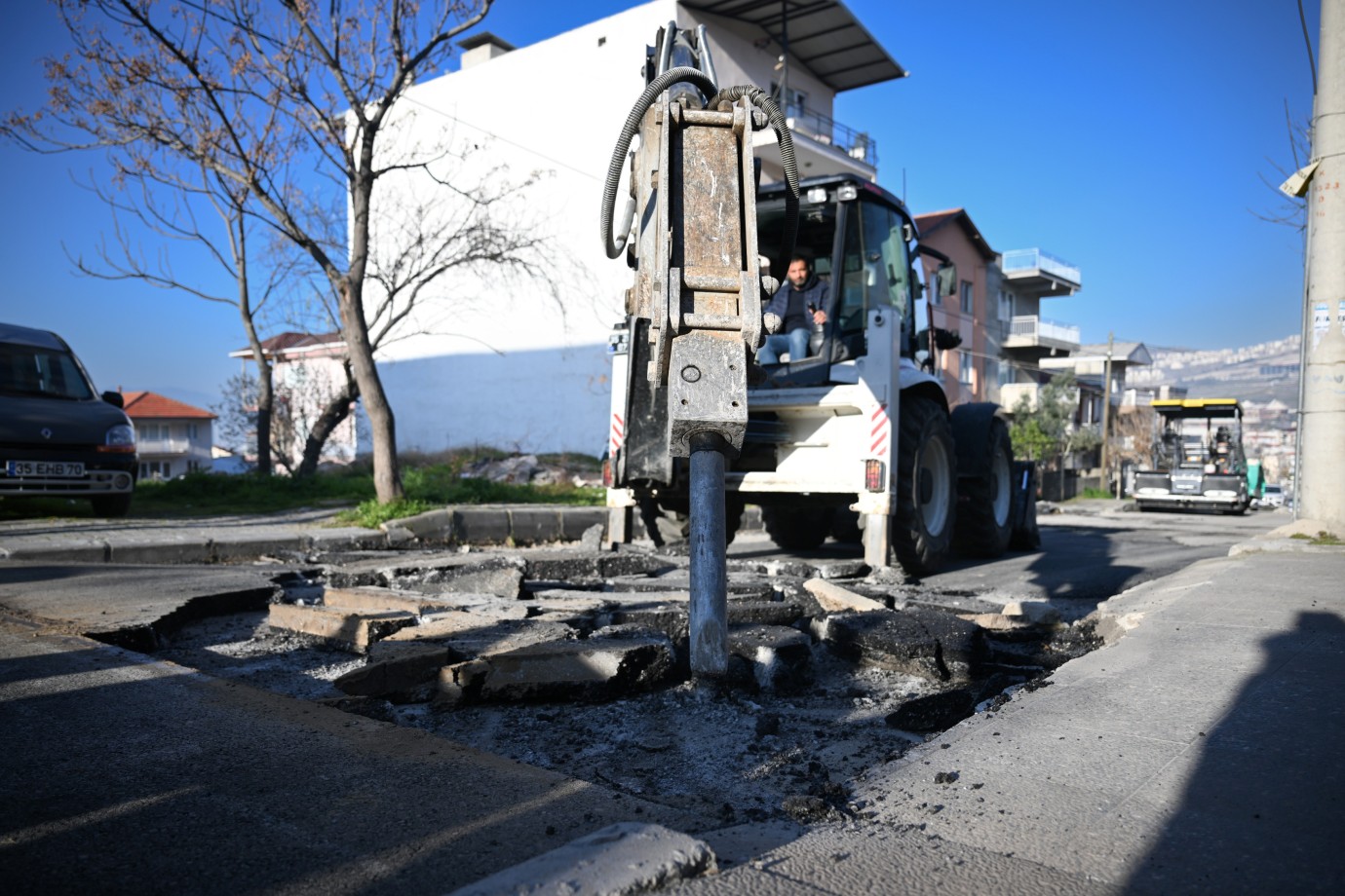 Bornova’da Yol ve Park Çalışmaları Hız Kesmeden Devam Ediyor