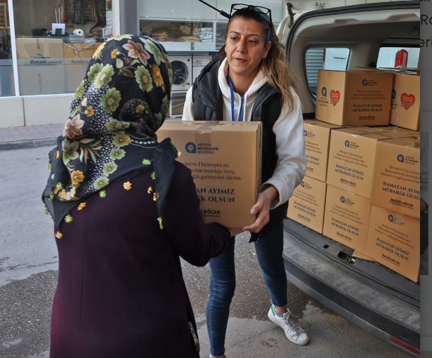 Antalya Büyükşehir Belediye Başkanı Muhittin Böcek, Ramazan ruhunu yaşatmaya devam ediyor