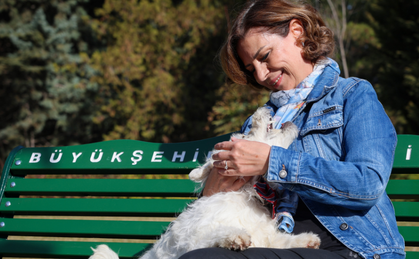 Eskişehir Büyükşehir Belediye Başkanı Ayşe Ünlüce köpek sahiplendi