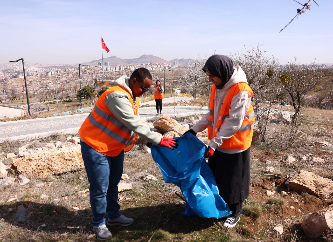 Çankaya’da Çevre İçin El Ele: Öğrenciler ve Belediye Bademlidere’de Atık Topladı