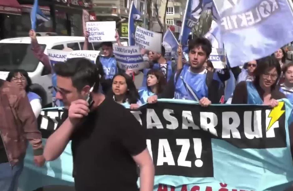 Öğrencilerin Eğitim Bütçesi Protestosuna Polis Müdahalesi: Gözaltılar Var!