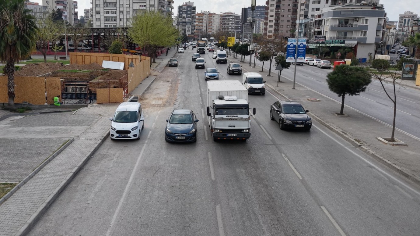 Bayraklı’da Yol Yenileme ve Üst Geçit Çalışmaları Hız Kesmeden Devam Ediyor