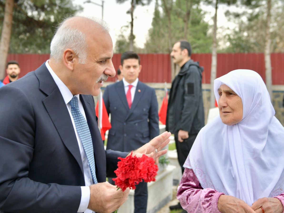 Diyarbakır’da 18 Mart Şehitleri Anma Günü: Şehitler Dualarla Yâd Edildi