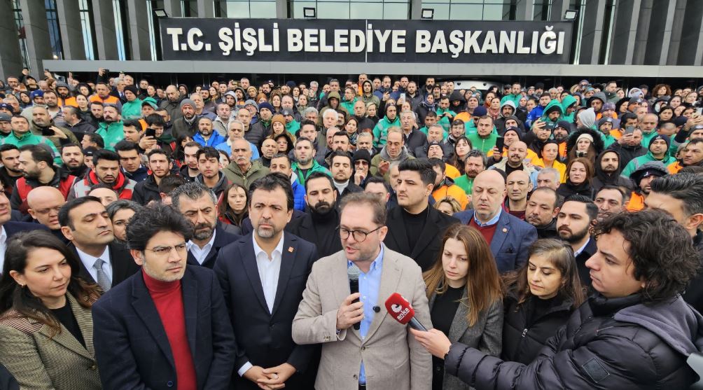 İstanbul'daki Gözaltılar Şişli Belediyesi Önünde Protesto Edildi