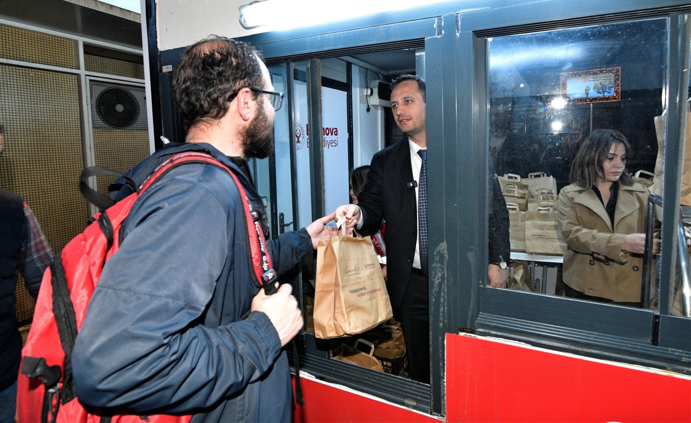 Bornova’da Ramazan Bereketi: İftar Sofraları Herkese Açık