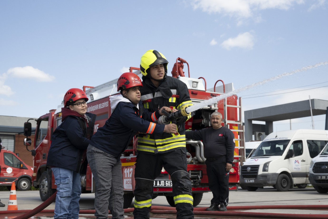 Mersin’de Down Sendromlu Çocuklar Bir Günlüğüne İtfaiyeci Oldu