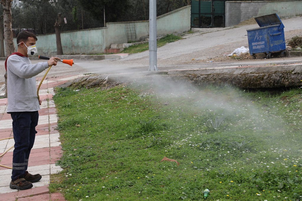 Şehzadeler Belediyesi’nden Temiz Çevre İçin Adım: Mahallelerde Ot İlaçlaması Başladı