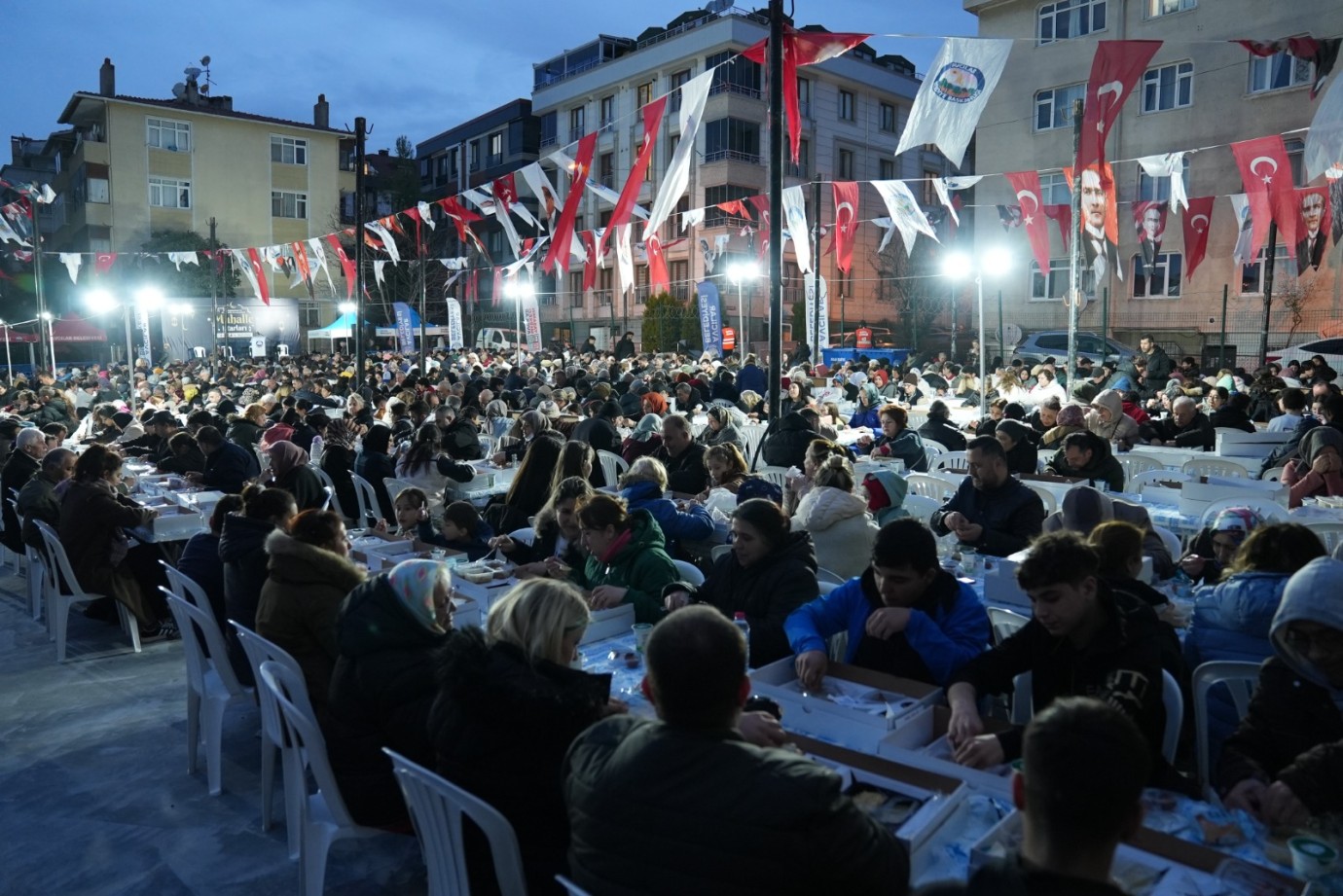 Avcılar’da Ramazan Sofrası Denizköşkler’de Kuruldu: Binlerce Kişi Aynı Sofrada