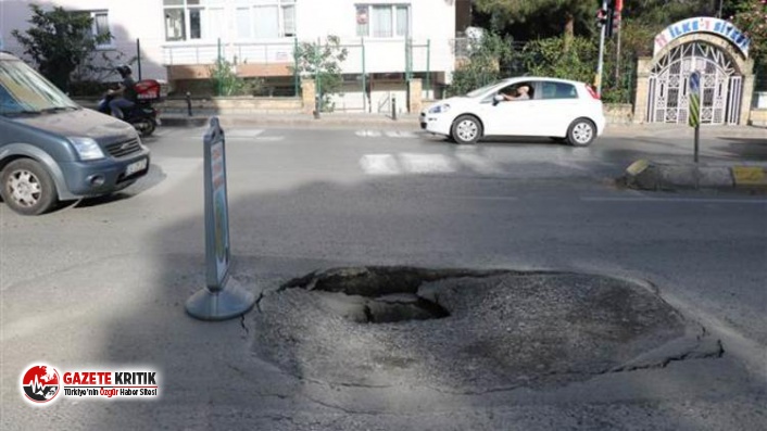 Üsküdar'da yol çöktü