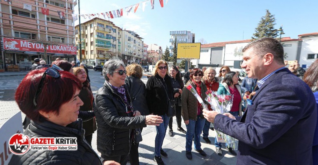 Başkan Ercengiz'den Kadınlara karanfil