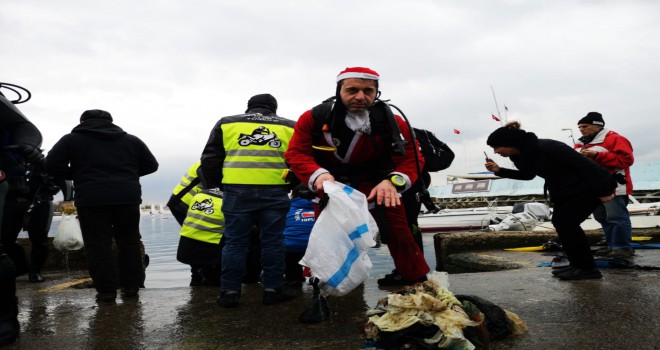 Noel Baba, denizde plastik topladı