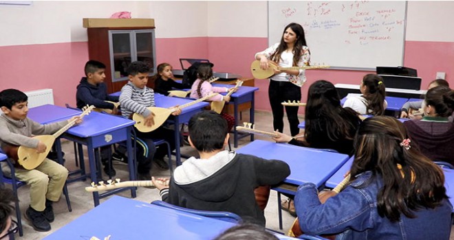 Yavuz Bingöl'den Midyatlı öğrencilere enstrüman