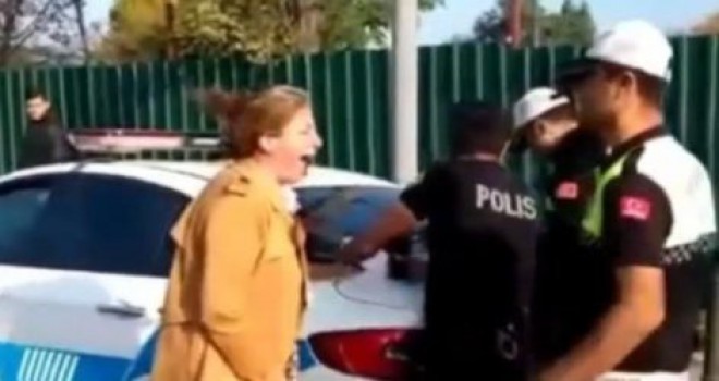 Ehliyetsiz araç kullanan öğretmenin çığlıkları polisi isyan ettirdi!