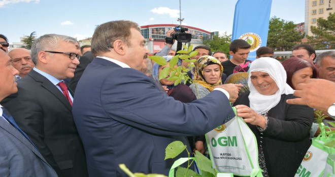 CHP'Lİ GÜRER: BAKAN EROĞLU, OLMAYAN VAATLERİ ÖRTBAS İÇİN ÇAY DAĞITTI !!!