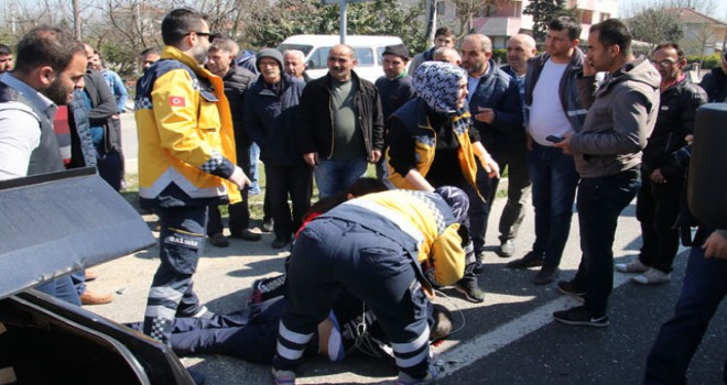 Aydınlatma direğine çarpan otomobilden yola fırladı