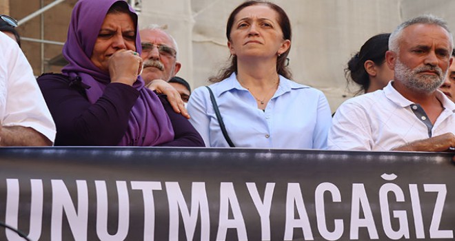 Sendika ve STK'lardan Büyük Postane önünde 'Dilek Dayar' protestosu