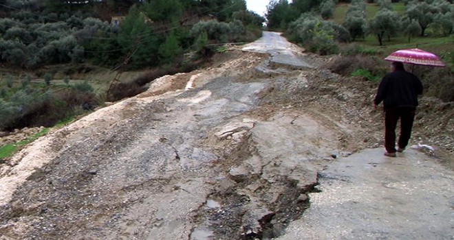 Mersin'de aşırı yağış yol çökertti