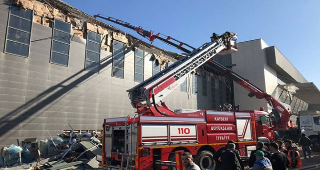 Erciyes Üniversitesi'nde kongre merkezi binasının çatısı çöktü