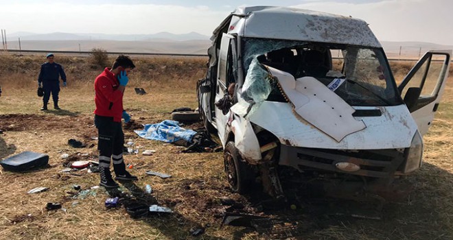 Kayseri'de göçmenleri taşıyan minibüs devrildi: 2 ölü, 20 yaralı